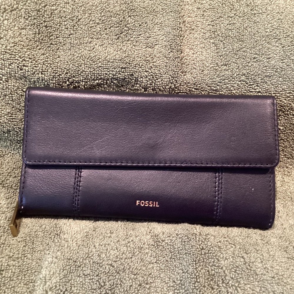 Ladies Fossil wallet. Black. Very nice.